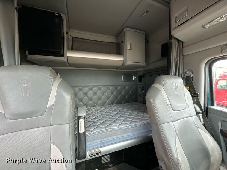 image for item NU9338 2015 Kenworth  T680 semi truck