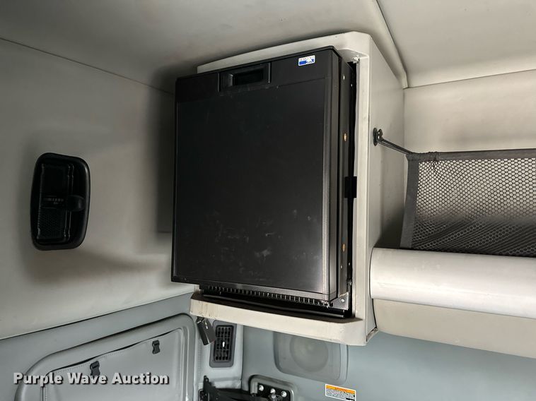 image for item NU9338 2015 Kenworth  T680 semi truck