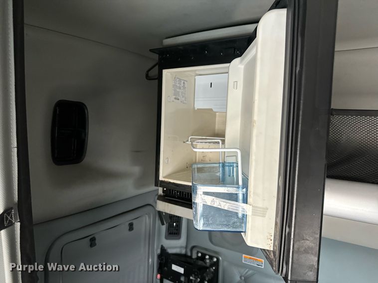 image for item NU9338 2015 Kenworth  T680 semi truck