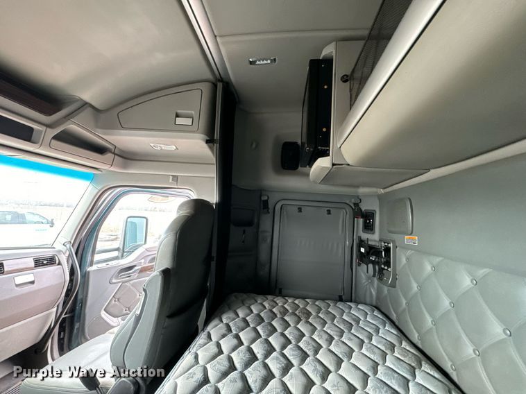 image for item NU9338 2015 Kenworth  T680 semi truck