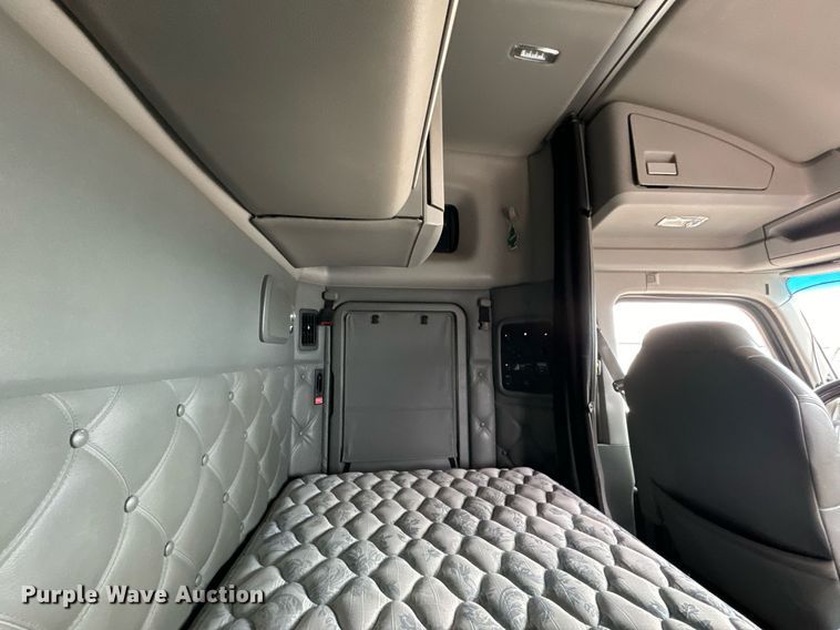 image for item NU9338 2015 Kenworth  T680 semi truck