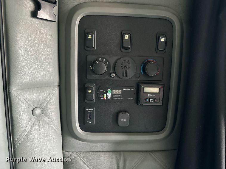 image for item NU9338 2015 Kenworth  T680 semi truck