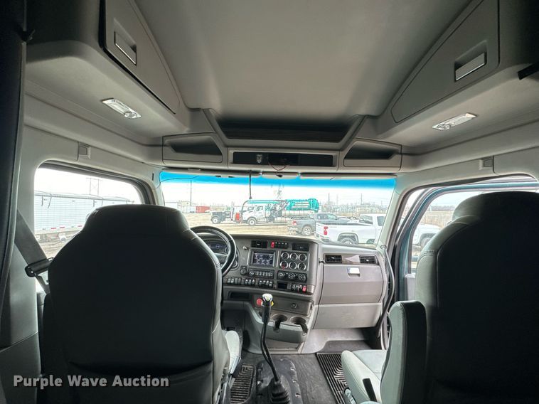 image for item NU9338 2015 Kenworth  T680 semi truck