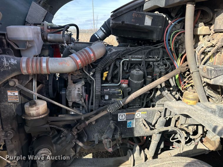 image for item NU9338 2015 Kenworth  T680 semi truck