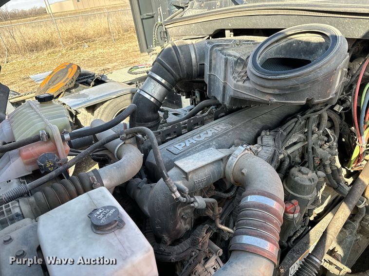 image for item NU9338 2015 Kenworth  T680 semi truck