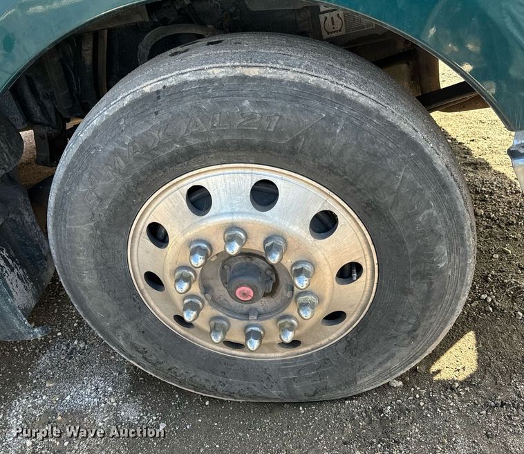 image for item NU9338 2015 Kenworth  T680 semi truck