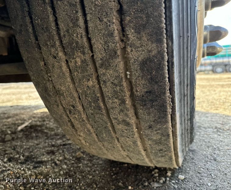 image for item NU9338 2015 Kenworth  T680 semi truck