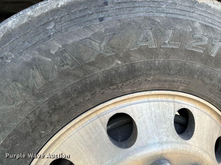 image for item NU9338 2015 Kenworth  T680 semi truck