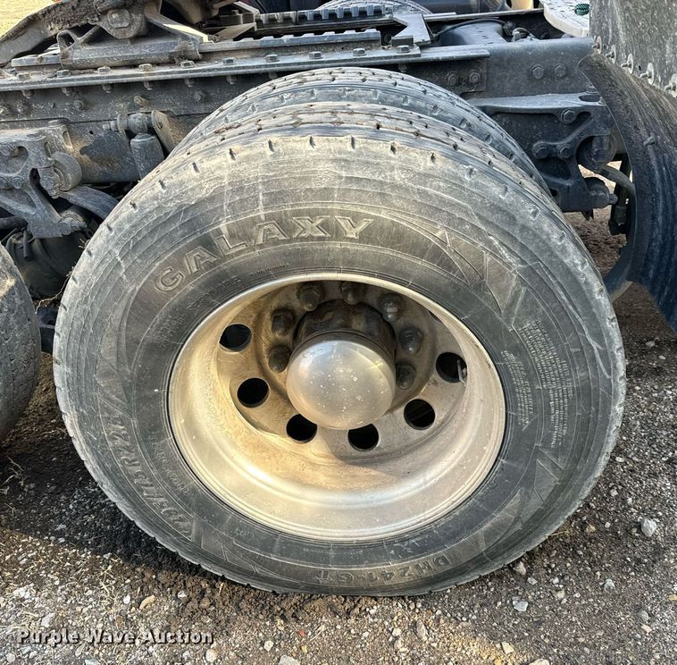 image for item NU9338 2015 Kenworth  T680 semi truck