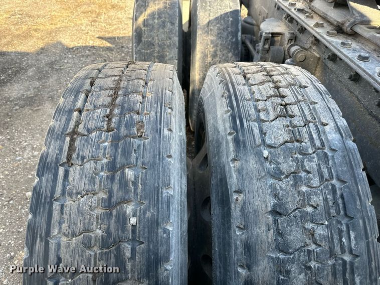 image for item NU9338 2015 Kenworth  T680 semi truck