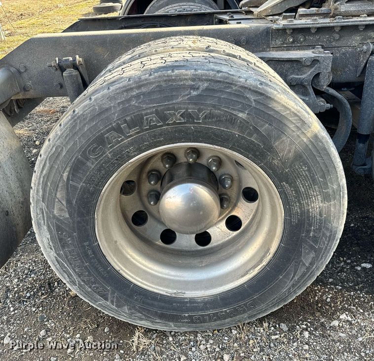 image for item NU9338 2015 Kenworth  T680 semi truck