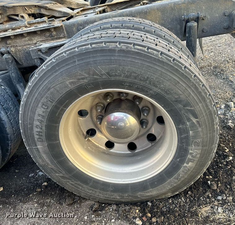 image for item NU9338 2015 Kenworth  T680 semi truck