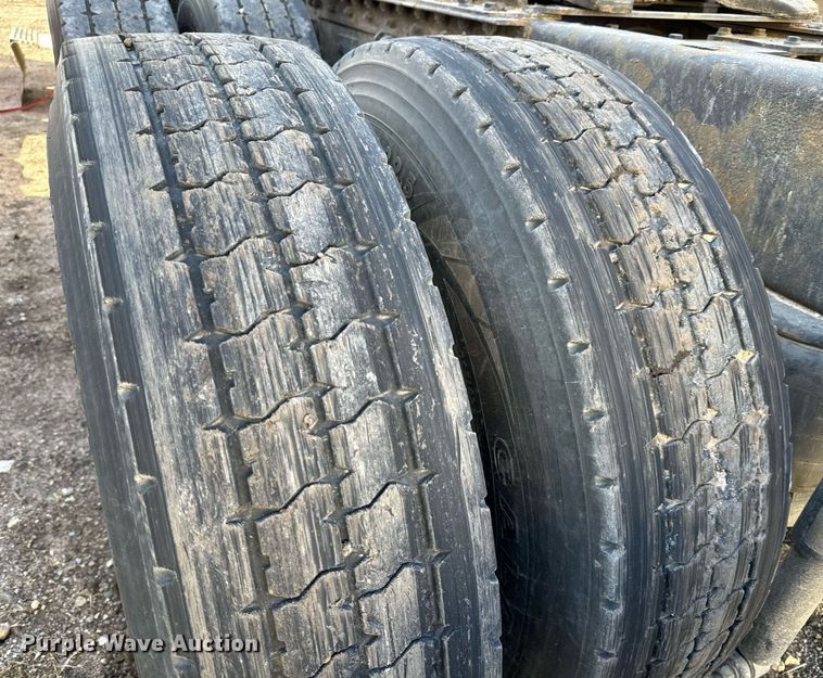 image for item NU9338 2015 Kenworth  T680 semi truck