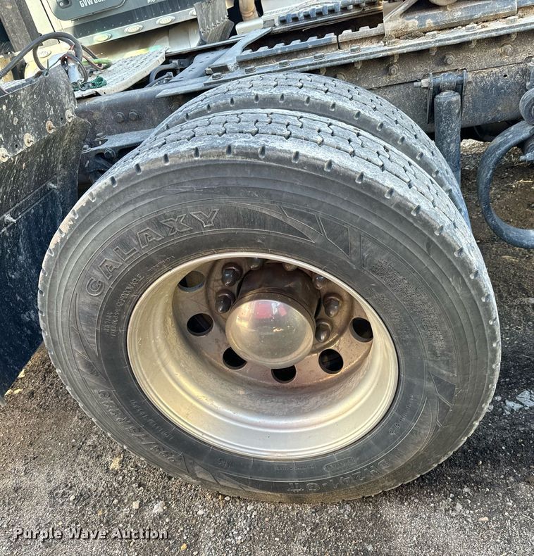 image for item NU9338 2015 Kenworth  T680 semi truck