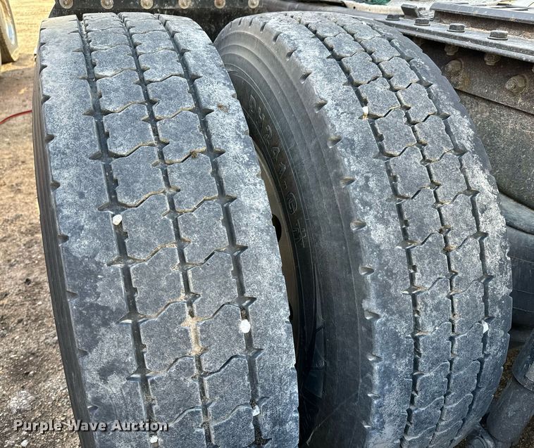 image for item NU9338 2015 Kenworth  T680 semi truck