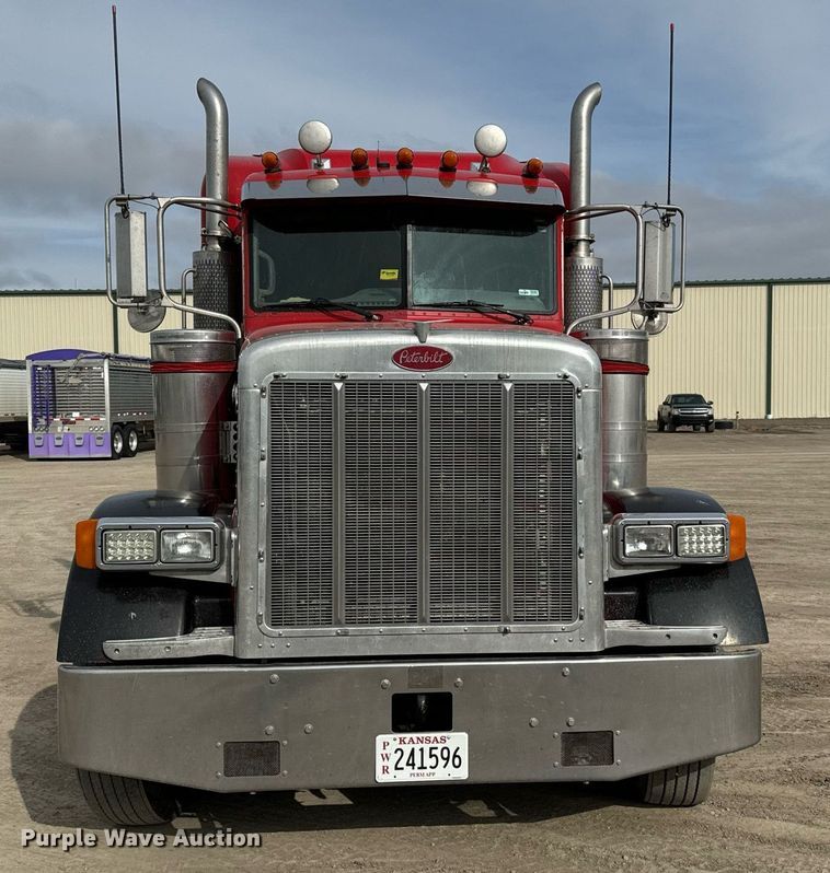 image for item NU9339 2007 Peterbilt 378 semi truck