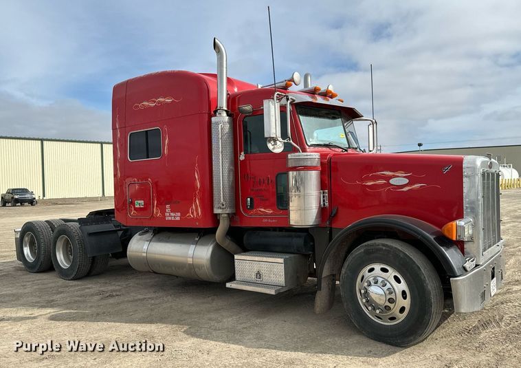 image for item NU9339 2007 Peterbilt 378 semi truck