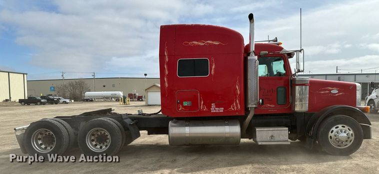 image for item NU9339 2007 Peterbilt 378 semi truck