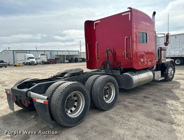 image for item NU9339 2007 Peterbilt 378 semi truck