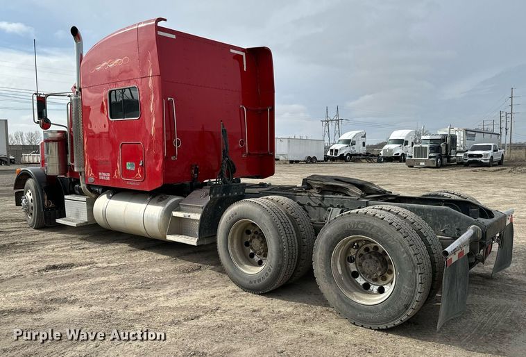 image for item NU9339 2007 Peterbilt 378 semi truck
