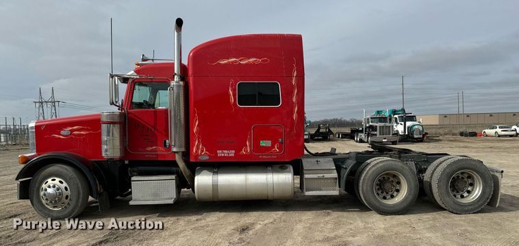 image for item NU9339 2007 Peterbilt 378 semi truck