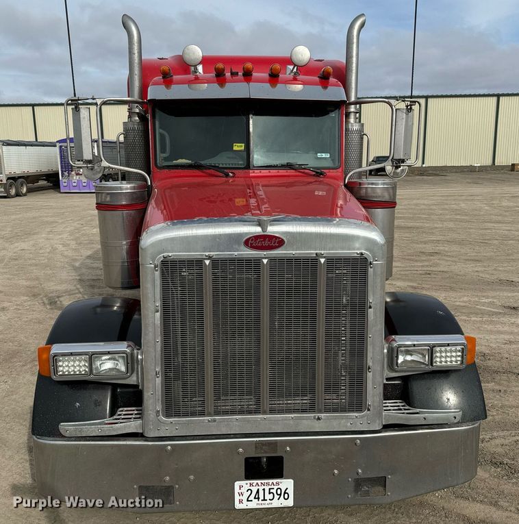 image for item NU9339 2007 Peterbilt 378 semi truck
