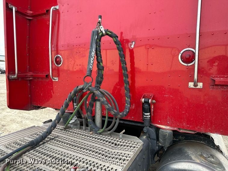 image for item NU9339 2007 Peterbilt 378 semi truck