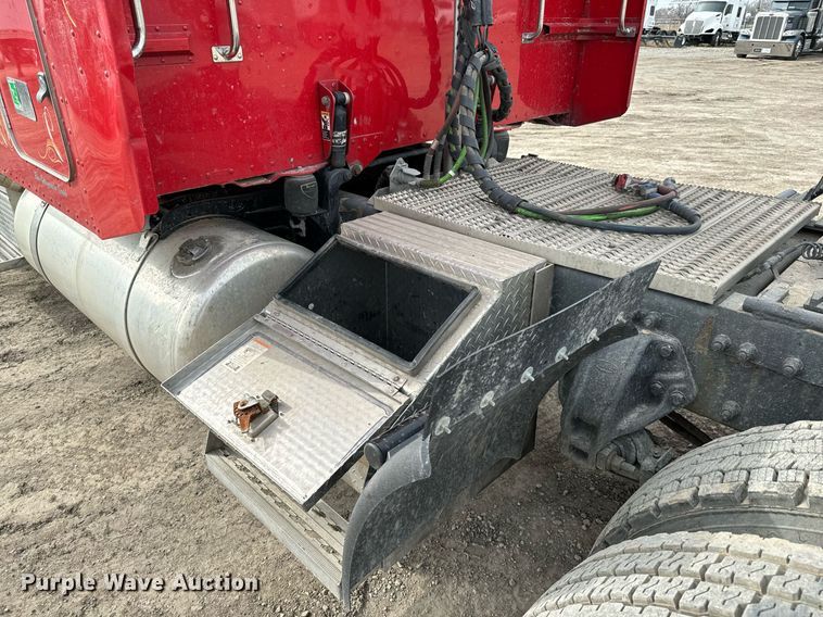 image for item NU9339 2007 Peterbilt 378 semi truck