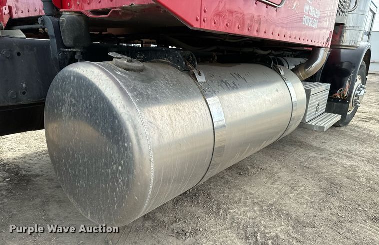 image for item NU9339 2007 Peterbilt 378 semi truck