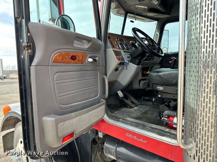 image for item NU9339 2007 Peterbilt 378 semi truck