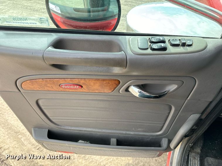 image for item NU9339 2007 Peterbilt 378 semi truck