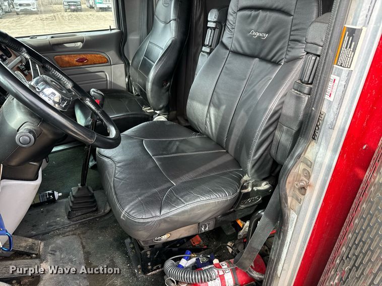 image for item NU9339 2007 Peterbilt 378 semi truck