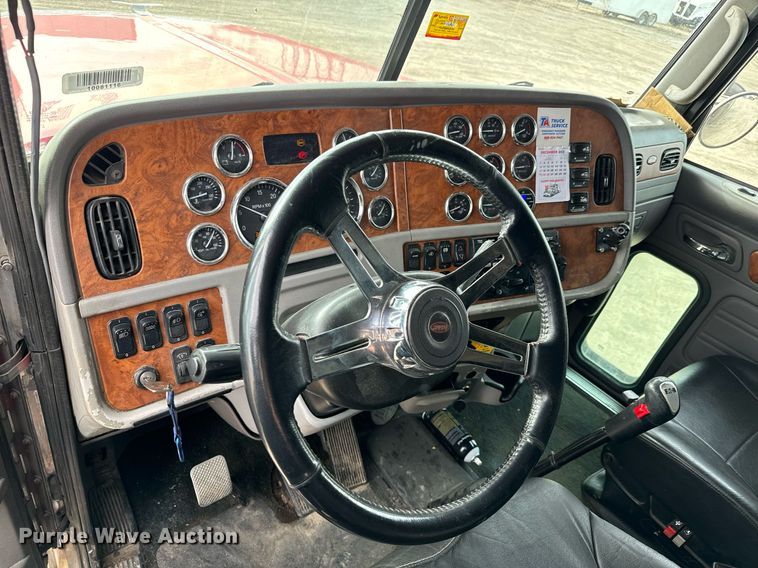 image for item NU9339 2007 Peterbilt 378 semi truck