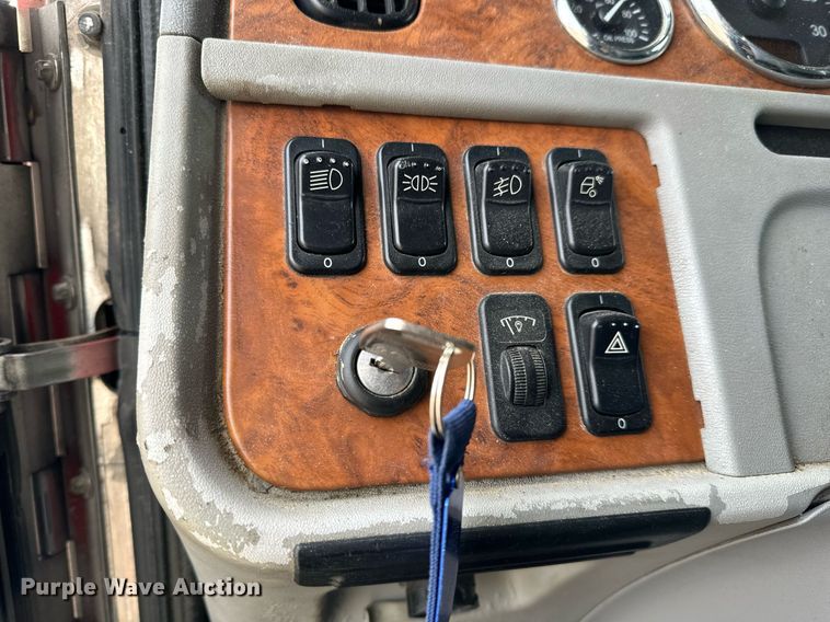 image for item NU9339 2007 Peterbilt 378 semi truck