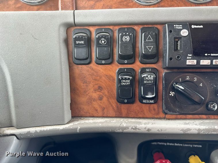 image for item NU9339 2007 Peterbilt 378 semi truck