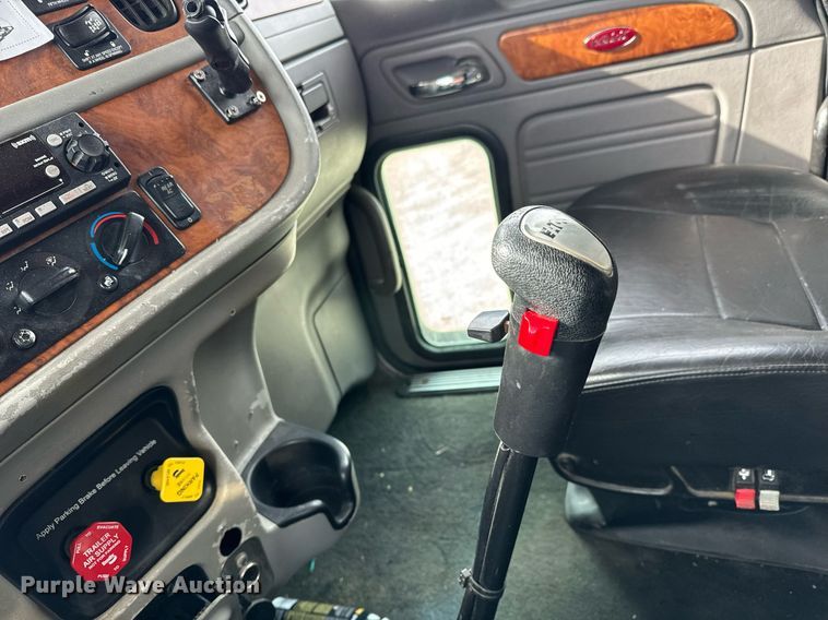 image for item NU9339 2007 Peterbilt 378 semi truck