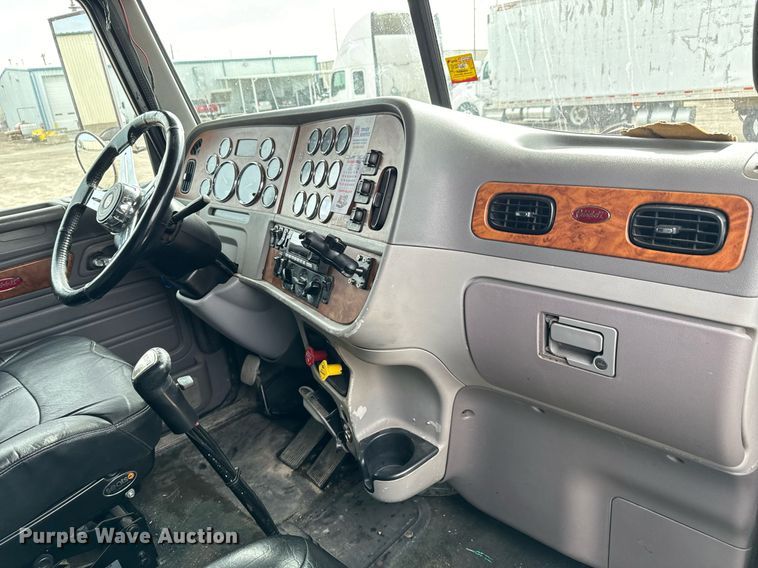 image for item NU9339 2007 Peterbilt 378 semi truck