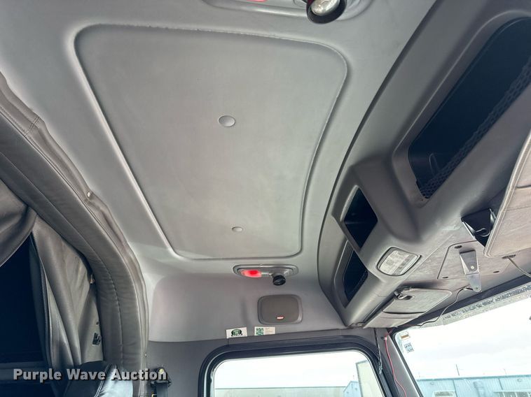 image for item NU9339 2007 Peterbilt 378 semi truck