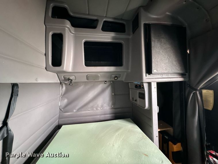 image for item NU9339 2007 Peterbilt 378 semi truck