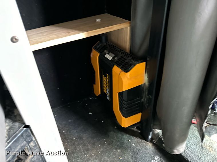 image for item NU9339 2007 Peterbilt 378 semi truck