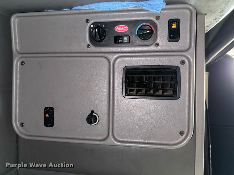 image for item NU9339 2007 Peterbilt 378 semi truck