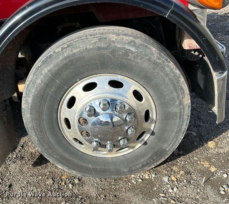 image for item NU9339 2007 Peterbilt 378 semi truck