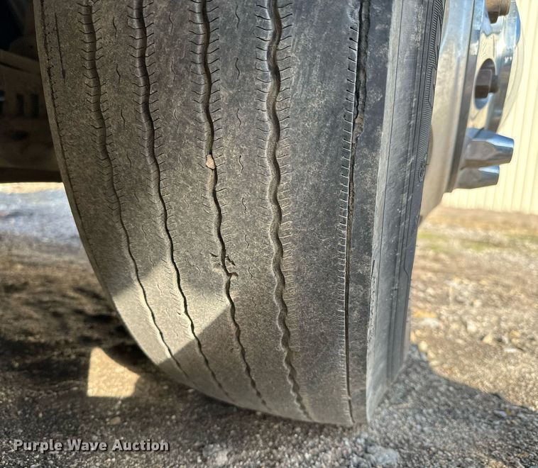 image for item NU9339 2007 Peterbilt 378 semi truck