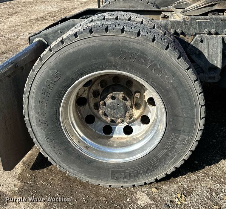 image for item NU9339 2007 Peterbilt 378 semi truck