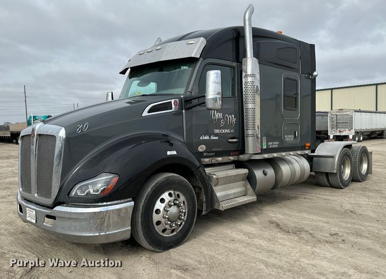 image for item NU9340 2018 Kenworth  T680 semi truck