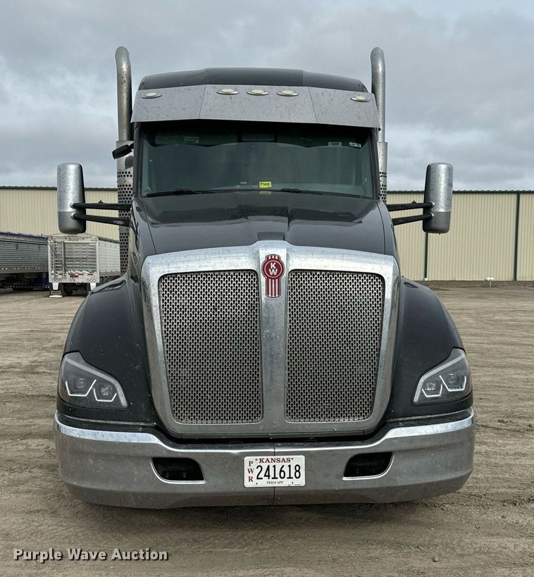 image for item NU9340 2018 Kenworth  T680 semi truck