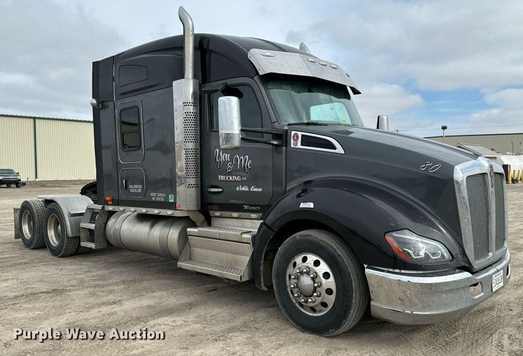 image for item NU9340 2018 Kenworth  T680 semi truck