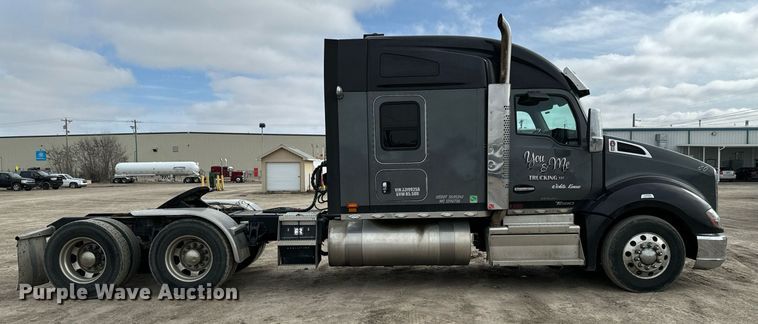image for item NU9340 2018 Kenworth  T680 semi truck