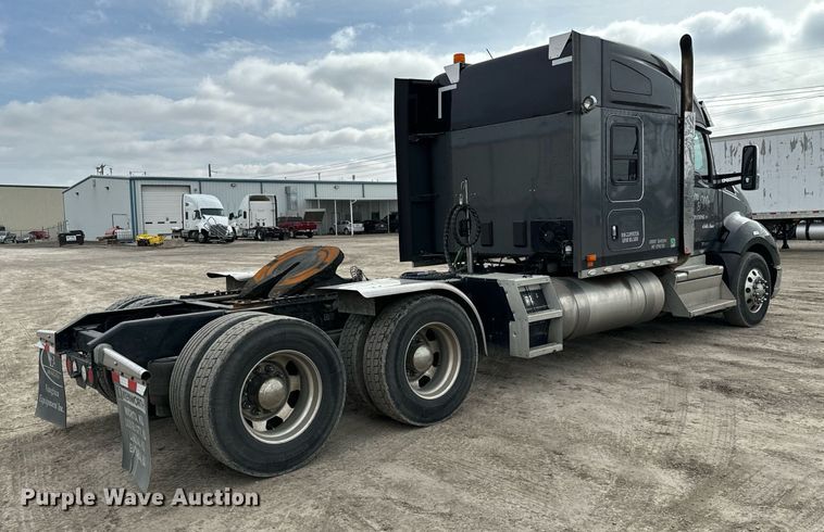 image for item NU9340 2018 Kenworth  T680 semi truck