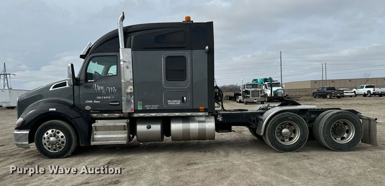 image for item NU9340 2018 Kenworth  T680 semi truck